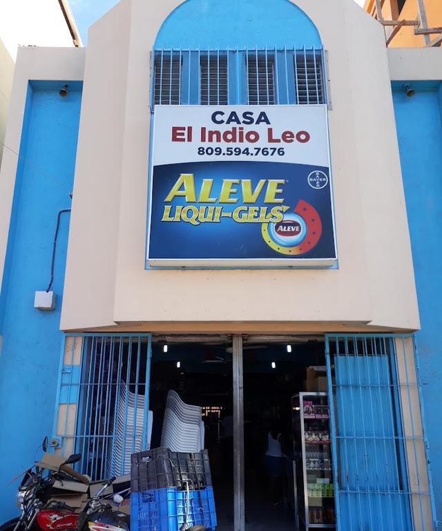 Fachada de Casa El Indio Leo: edificio azul con el letrero del negocio y el teléfono 809.594.7676